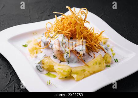 Kartoffelpüree mit Fleisch und Zwiebelchips Stockfoto