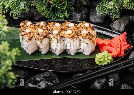 Sushi-Brötchen-Set mit Shiitake-Pilzen Stockfoto