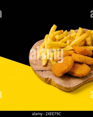 Chicken Nuggets und Pommes Frites auf Holzbrett Stockfoto