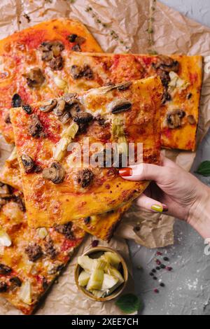 Pizza mit Hackfleisch, Artischocken und Pilzen Stockfoto