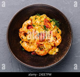 Italienische Pasta mit Garnelen in einer Schüssel Stockfoto