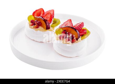 Mini-Pavlovas mit Schlagsahne und frischem Obst Stockfoto