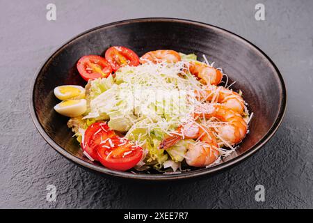 Italienischer Caesar-Salat mit Garnelen in einer Schüssel Stockfoto