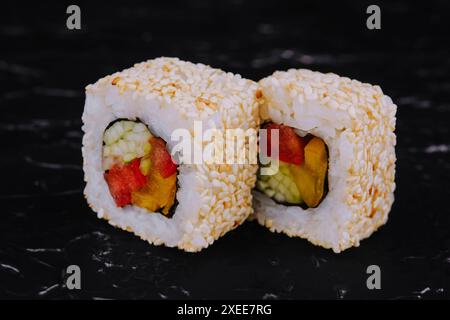 Vegane Sushi-Brötchen mit Sesamsamen, Paprika und Gurken Stockfoto