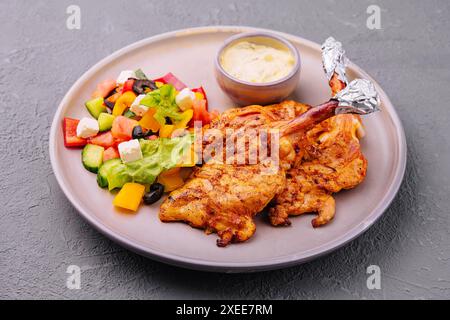 Gebackene goldene Hähnchenstangen und griechischer Salat Stockfoto