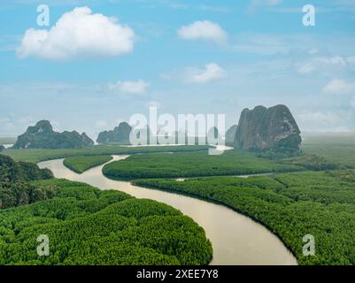 Blick von oben, Luftaufnahme, atemberaubende Aussicht auf den Ao Phang Nga (Phang Nga Bay) Nationalpark mit einer Vielzahl von Kalksteinformationen. Stockfoto