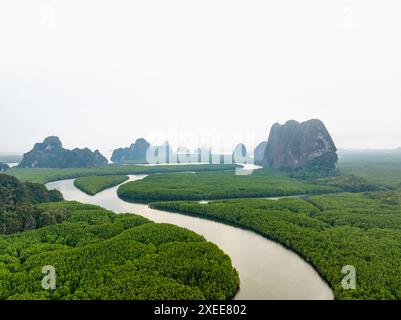 Blick von oben, Luftaufnahme, atemberaubende Aussicht auf den Ao Phang Nga (Phang Nga Bay) Nationalpark mit einer Vielzahl von Kalksteinformationen. Stockfoto