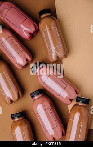himbeer- und Schokoladen-Smoothie-Cocktails in Plastikflaschen Stockfoto