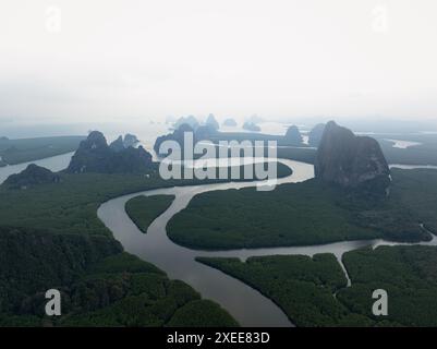 Blick von oben, Luftaufnahme, atemberaubende Aussicht auf den Ao Phang Nga (Phang Nga Bay) Nationalpark mit einer Vielzahl von Kalksteinformationen. Stockfoto