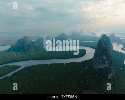 Blick von oben, Luftaufnahme, atemberaubende Aussicht auf den Ao Phang Nga (Phang Nga Bay) Nationalpark mit einer Vielzahl von Kalksteinformationen. Stockfoto