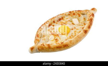 Hausgemachtes Adjaruli Khachapuri ( Ein bootförmiges traditionelles Käsebrot aus der Region Adjara in Georgien ) isoliert auf weißem Hintergrund 1 Stockfoto