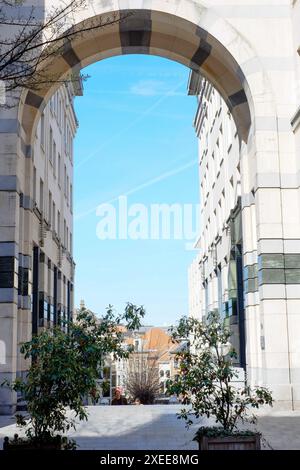 Brüssel, Belgien, 30. März 2017, Brüsseler Stadtbild durch einen Bogen Stockfoto