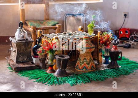 Äthiopische Kaffeezeremonie mit aromatischem Weihrauch. Debre Libanos, Äthiopien Stockfoto