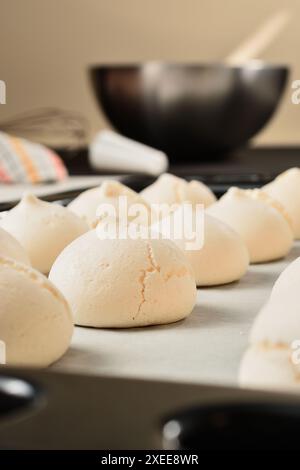 Weiße süße Baisons auf einem Backpapier. Stockfoto
