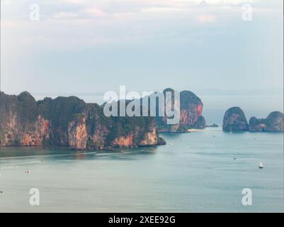 Blick von oben, atemberaubender Blick auf die Küste von Ao Nang bei Sonnenuntergang mit dem Ao Nang Tower, Tonsai Beach und Railay Beach in der Ferne, Krabi. Stockfoto