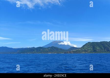 Mt. Agung, Bali in Indonesien. Der Vulkan, Gunung Agung, Blick vom Meer Stockfoto