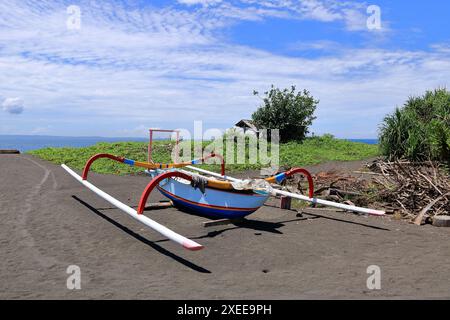 Fischerboot am Strand Kusamba, Bali in Indonesien Stockfoto