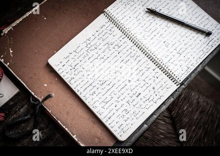 Poet's handgeschriebenes Notizbuch, Blai Bonet House, Lyrikzentrum, Santanyí, Mallorca, Balearen, Spanien Stockfoto