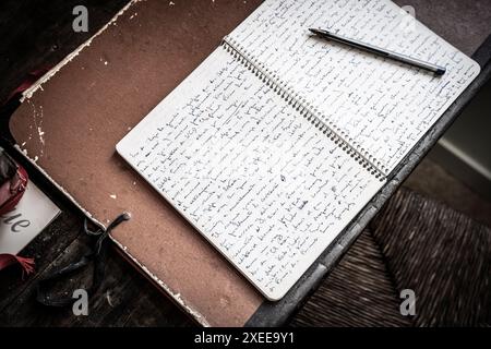 Poet's handgeschriebenes Notizbuch, Blai Bonet House, Lyrikzentrum, Santanyí, Mallorca, Balearen, Spanien Stockfoto