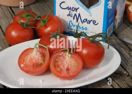 Solanum esculentum, Tomate, mit Salz Stockfoto