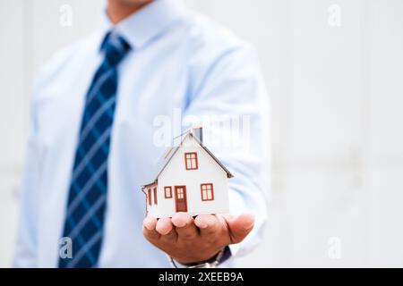 Nahaufnahme eines Immobilienmaklers, der ein kleines Haus erweitert und Immobilieninvestitionen zeigt. Stockfoto