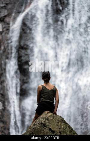 Atemberaubende Aussicht auf ein Mädchen vor dem Na Muang Wasserfall, Koh Samui, Thailand. Stockfoto
