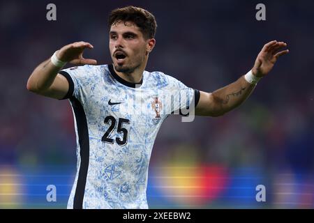 Gelsenkirchen, Deutschland. Juni 2024. Pedro Neto aus Portugal sieht beim Fußball-Spiel der Gruppe F der UEFA Euro 2024 zwischen Georgien und Portugal am 26. Juni 2024 in der Arena AufSchalke in Gelsenkirchen an. Quelle: Marco Canoniero/Alamy Live News Stockfoto