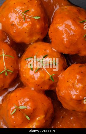 Köstliche frische Fleischbällchen in Tomatensauce mit Salz, Gewürzen und Kräutern Stockfoto