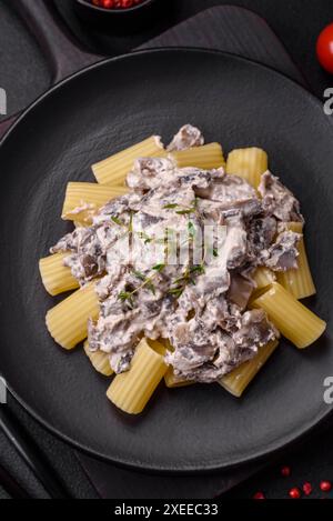 Köstliche frische Pasta mit Champignonpilzen in einer cremigen Sauce Stockfoto