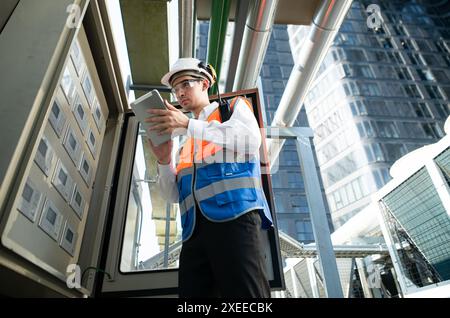 Bevor Sie mit den Tests fortfahren, inspiziert der Elektroingenieur die installierte Zentrale. Stockfoto