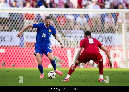 Dortmund, Deutschland. 25. Juni 2024. Adrien Rabiot aus Frankreich wird von Jakub Moder aus Polen während des Gruppenfußballspiels der UEFA EURO 2024 zwischen Frankreich und Polen angefochten. Quelle: Nicolò Campo/Alamy Live News Stockfoto