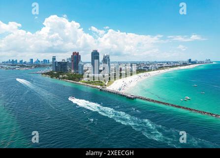 Die Skyline von Miami. Miami Beach aus der Vogelperspektive. South Beach, Miami Beach. Blick aus der Vogelperspektive auf den South Pointe Park in Miami Beach, Florida. Amerikanischer Tourismus in Florida Stockfoto