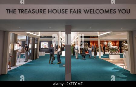 Royal Hospital Chelsea, London, Großbritannien. Juni 2024. Die Treasure House Fair, Londons Flaggschiff-Sommermesse, kehrt vom 27. Juni bis 2. Juli zur zweiten Ausgabe zurück. Die Messe vereint 70 führende Galerien und bietet über 20 Sammlungskategorien aus den Bereichen Kunst, Möbel, Antiquitäten und Schmuck. Bild: Allgemeine Ansicht des weitläufigen Innenraums der Messe. Quelle: Malcolm Park/Alamy Live News Stockfoto