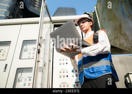 Bevor Sie mit den Tests fortfahren, inspiziert der Elektroingenieur die installierte Zentrale. Stockfoto