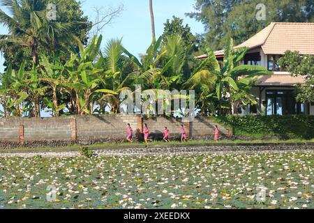 Candidasa, Bali in Indonesien - 6. Februar 2024: Kinder, Schüler der staatlichen Grundschule genießen Morgensport Stockfoto