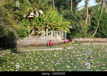 Candidasa, Bali in Indonesien - 6. Februar 2024: Kinder, Schüler der staatlichen Grundschule genießen Morgensport Stockfoto