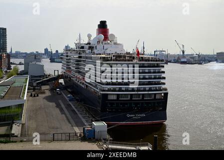 Das Kreuzfahrtschiff Cunard Queen Victoria liegt am Kreuzfahrtterminal Altona im Hamburger Hafen vor. Stockfoto