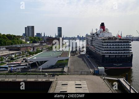 Das Kreuzfahrtschiff Cunard Queen Victoria liegt am Kreuzfahrtterminal Altona im Hamburger Hafen vor. Stockfoto