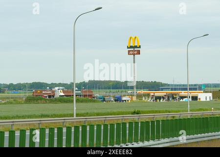 Posen, Polen – 19. Mai 2023: Ein McDonalds-Schild ist an der Seite einer stark befahrenen Autobahn sichtbar und zieht die Aufmerksamkeit vorbeifahrender Autofahrer auf sich. Stockfoto