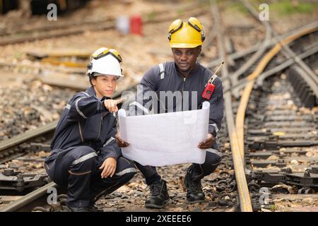 Eisenbahntechniker und -Ingenieure, die auf den Gleisen am Bahnhof arbeiten Stockfoto