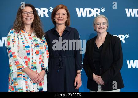 Von links: Claudia SCHARE, Vorsitzende WDR Verwaltungsrat, die neue Intendantin Katrin VERNAU, Corinna BLUEMEL, Blümel, Vorsitzaende WDR Rundfunkrat. Wahl des neuen WDR Intendanten/der neuen Intendantin im Koelner Guerzenich, 27.06.2024. *** Von links Claudia SCHARE, Vorsitzende des WDR-Verwaltungsrats, die neue Generaldirektorin Katrin VERNAU, Corinna BLUEMEL, Blümel, Vorsitzende des WDR Rundfunkrates Wahl des neuen WDR-Generaldirektors der neuen Generaldirektorin in Köln Guerzenich, 27 06 2024 Stockfoto