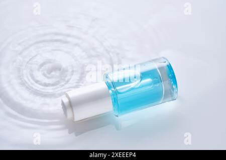 Flaschen Serum mit Tropfer in Flüssigkeit mit Perlfarben. Stockfoto