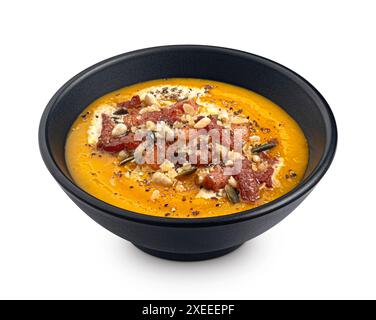Kürbiscremesuppe mit knusprigem Speck isoliert auf weißem Hintergrund Stockfoto