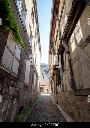 Bourges Frankreich. Blick auf die historische Altstadt von Bourges im Val de Loire. Das Foto zeigt die Rue des Juifs im alten Ghetto. Stockfoto