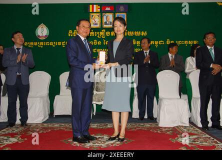 Phnom Penh, Kambodscha. Juni 2024. Kambodschas Gesundheitsminister Chheang Ra (L, Front) überreicht eine Medaille an ein Mitglied des zweiten Batches des medizinischen Hilfsteams der traditionellen chinesischen Medizin (TCM) bei einer Zeremonie in Phnom Penh, Kambodscha, 27. Juni 2024. Kambodscha verlieh am Donnerstag die ehrenvolle Medaille der Regierung an das zweite Team der medizinischen Hilfe für die traditionelle chinesische Medizin (TCM), nachdem sie ihre einjährige Mission zur Unterstützung des Landes bei der Bekämpfung der COVID-19 und anderer Krankheiten erfolgreich abgeschlossen hatten. Quelle: Phearum/Xinhua/Alamy Live News Stockfoto