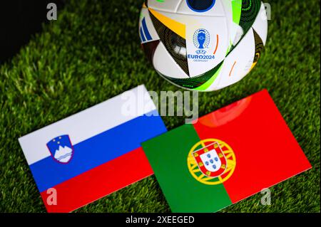 FRANKFURT, DEUTSCHLAND, 27. JUNI 2024: Portugal gegen Slowenien Euro 2024, letztes von 16 Fußballspielen, Play off des Europa-Fußballturniers. Adidas-Ball und -Flagge Stockfoto