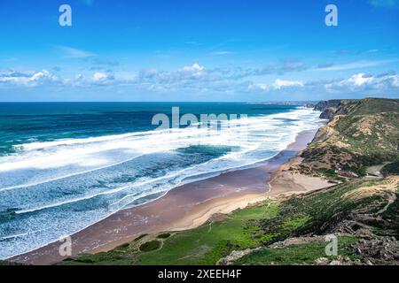 Blick auf die idyllische Naturlandschaft felsige Klippen Uferwellen, die am Strand Praia da Cordoama abstürzen atlantischer Ozean Vila do Bispo, Sagres, Algarve, Portugal E Stockfoto