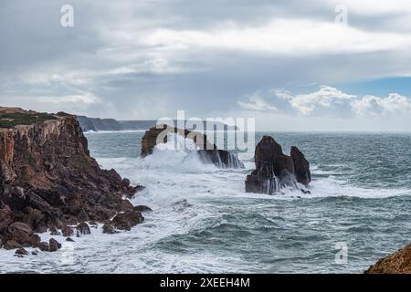 Meerblick und blauer Himmel, Pontal da Carrapateira in Aljezur, Algarve in Portugal. Stockfoto