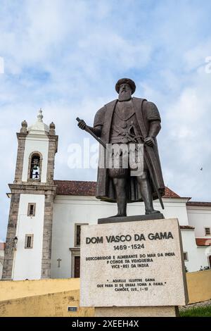 Statue des berühmten portugiesischen Entdeckers Vasco da Gama mit Blick auf den Strand von Praia Vasco da Gama in Sines in Portugal Stockfoto