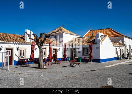 Traditionelle blau-weiße Alentejo portugiesische Gebäude in Porto Covo, Portugal in Europa Stockfoto
